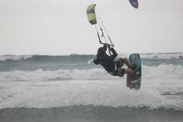  Kitesurfing 